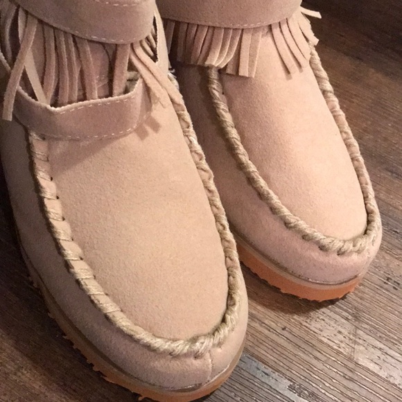 Moccasin style tan ankle boots with buckle - Picture 6 of 6